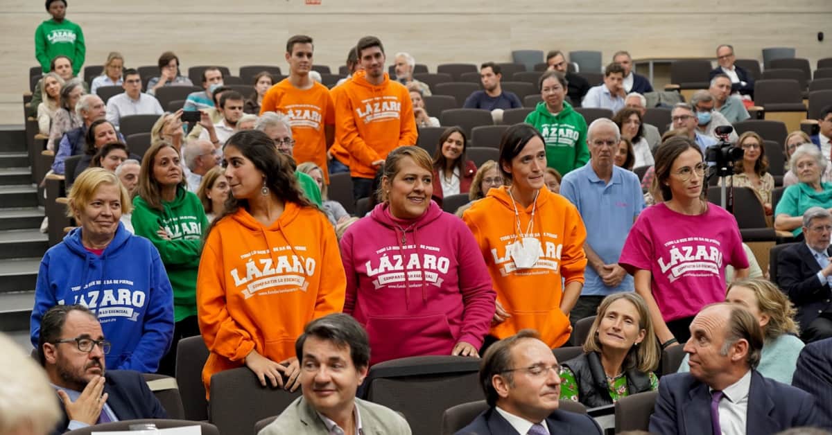 Usuarios y voluntarios de Hogares Lázaro salen a recibir el Premio ReligionEnLibertad 2022