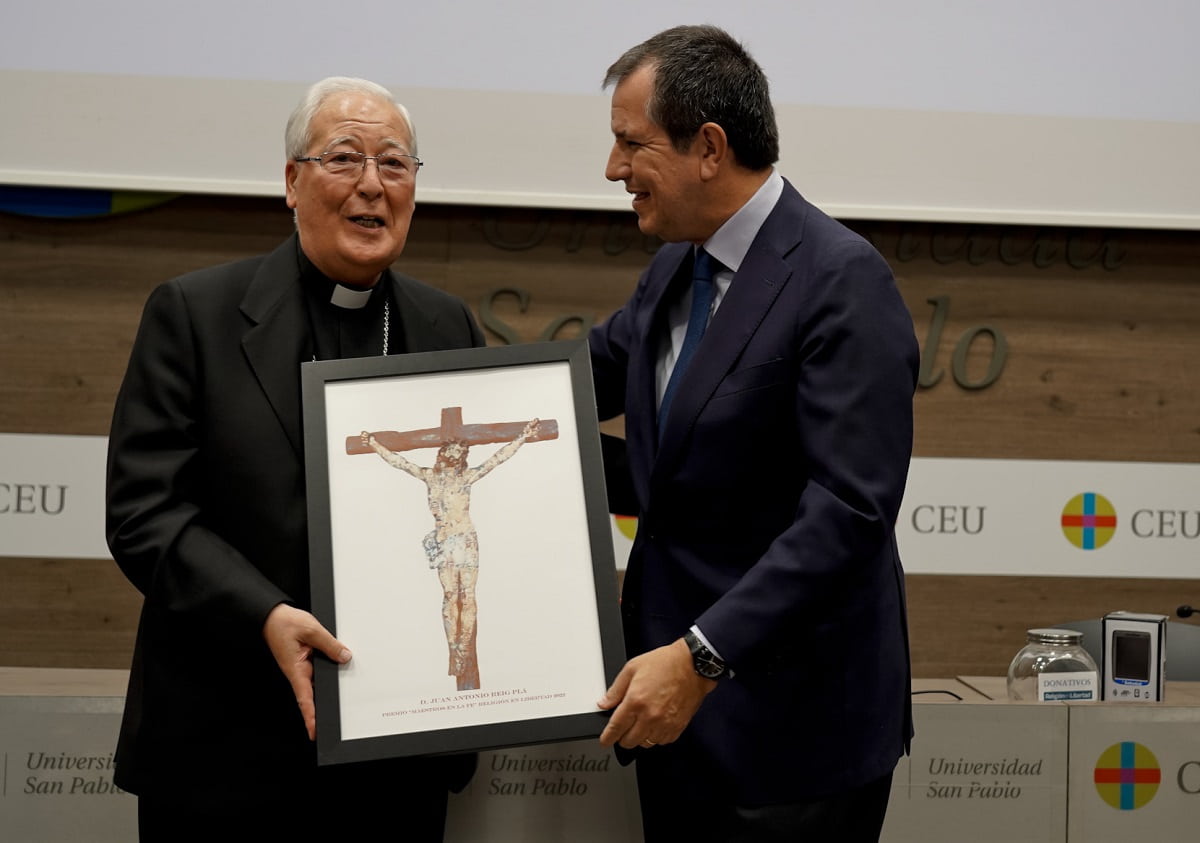 Reig Pla recibe el Premio Religión En Libertad Maestros en la Fe 2022 de manos de Álex Rosal
