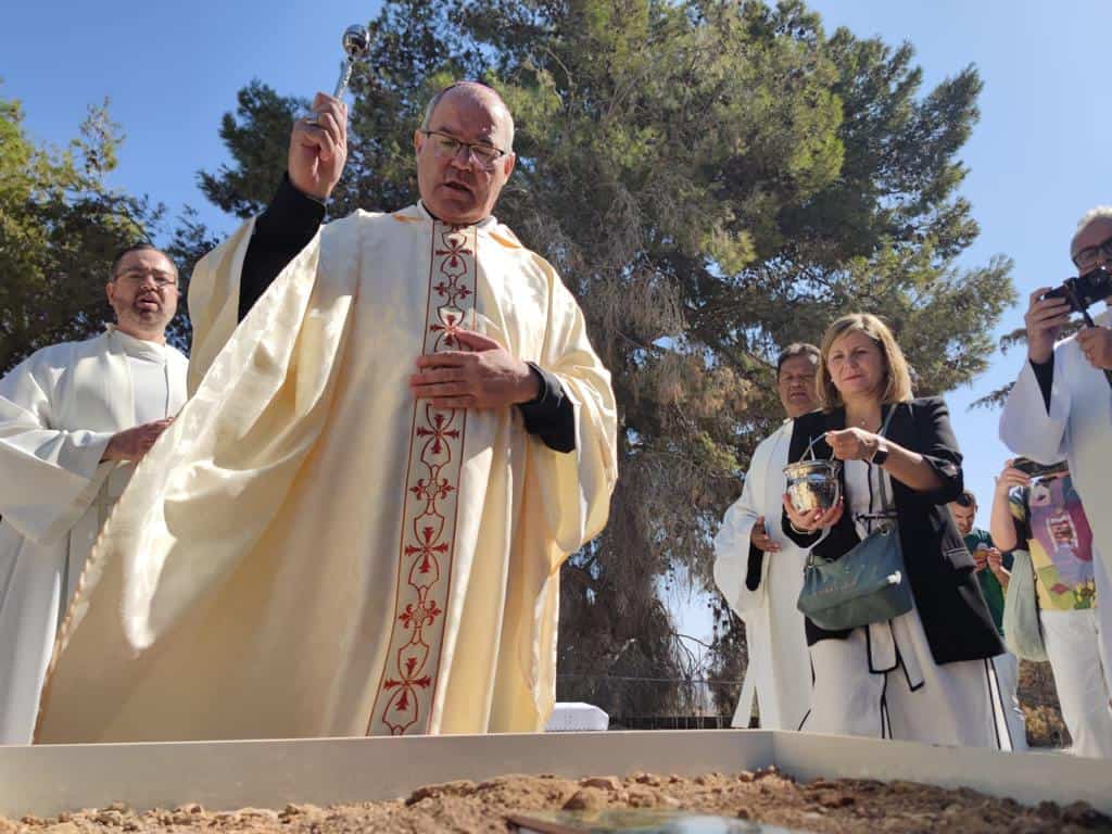 Arzobispo Cerro de Toledo bendice primera piedra de capilla de Guadalupe en Campo de los Pastores en Belén