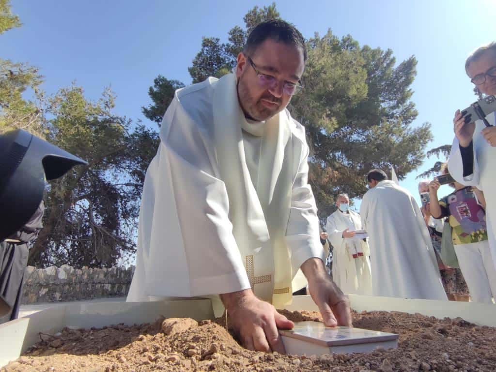 El franciscano Silvio de la Fuente coloca la primera piedra y azulejo de la capilla de Guadalupe en Campo de los Pastores