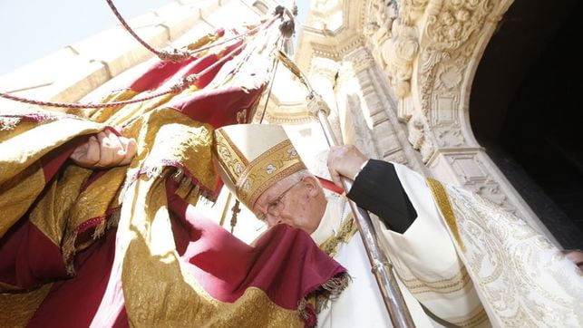 Cardenal Cañizares besa la Reial Senyera Lo Rat Penat