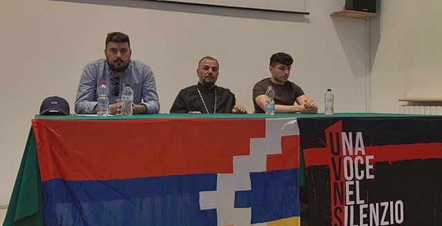 El obispo Vranes Abrahamyan, durante una de sus recientes conferencias en Italia para dar a conocer la situación del pueblo armenio en Nagorno-Karabaj.