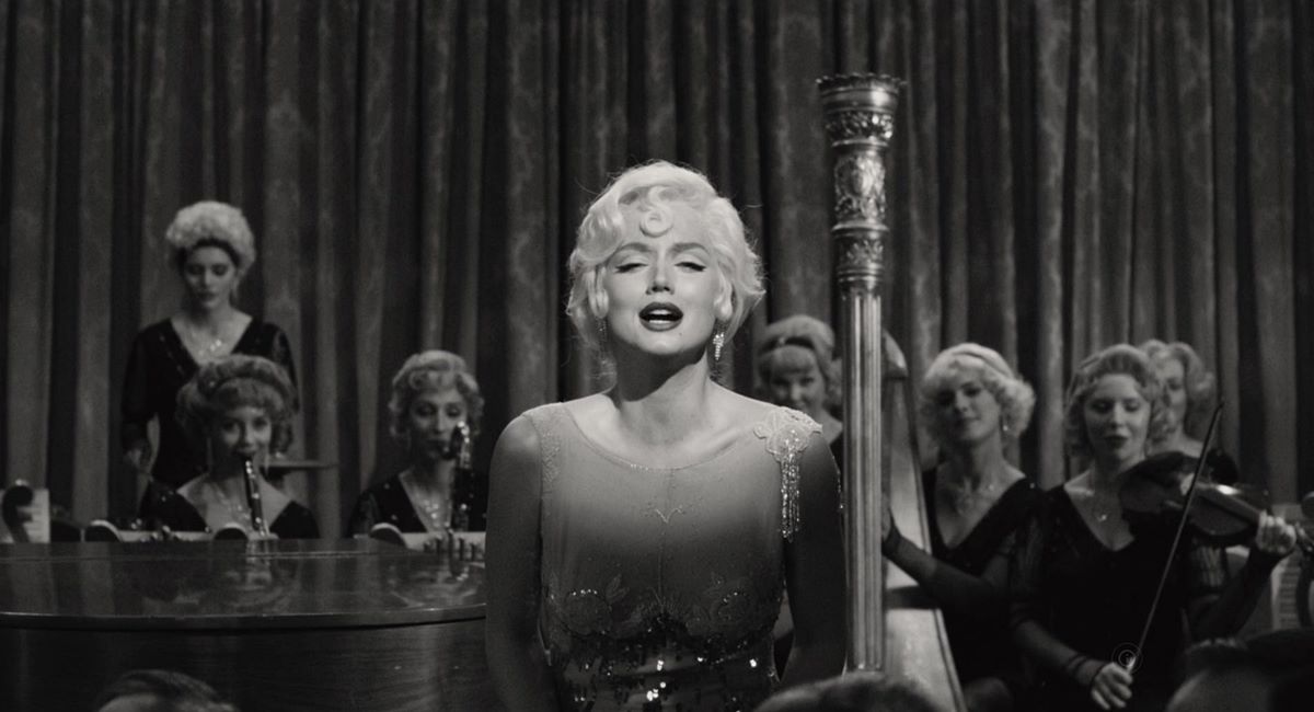 ¿Es Marilyn o es Ana de Armas? En algunas escenas la caracterización es casi perfecta, como en esta recreación de 'Con faldas y a lo loco'.