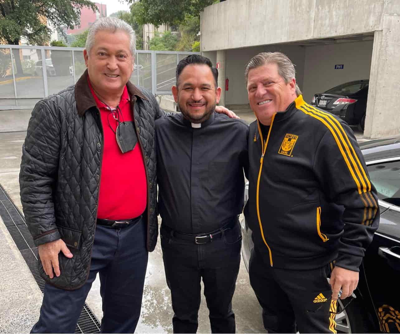 El padre David Jasso con representantes amigos de dos clubes rivales, Tigres y Rayados