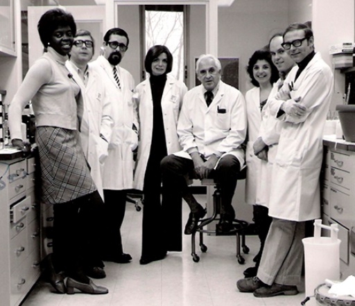El Nobel Severo Ochoa, sentado, con sus discípulos en Nueva Jersey en 1974... con ellos está César Nombela