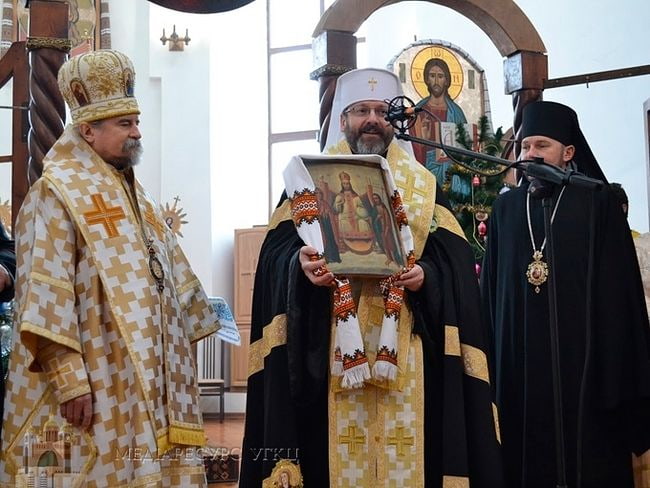 El obispo Ihor Isichenko, a la izquierda, con el arzobispo mayor grecocatólico, Shevchuk, que alza un icono, en 2020