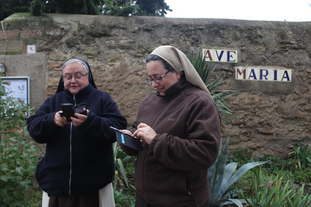 Trinitat y Pilar, de la comunidad de Refet, en una foto del diario Segre