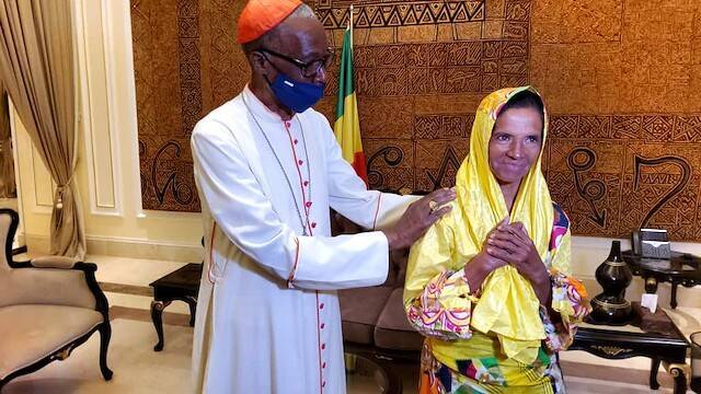 Gloria Cecilia Narváez, recién liberada, con el cardenal Zerbo, de Bamako