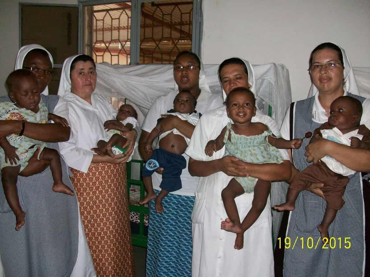 Gloria Cecilia y otras hermanas con niños en la misión de Malí