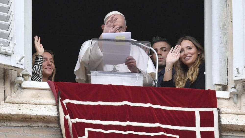 El Papa saluda con unos jóvenes portugueses que estudian en Roma
