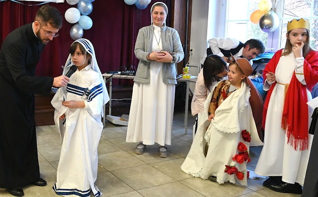 Una niña habla de su disfraz de Teresa de Calcuta en el Holywins de una parroquia de Polonia