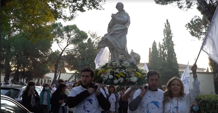 Una escena documental de la película Madre Ven, con fieles que llevan la imagen de la Virgen de Éfeso