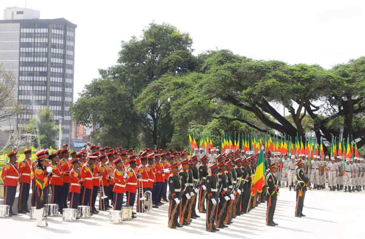 Parada de soldados etíopes con sus uniformes de gala