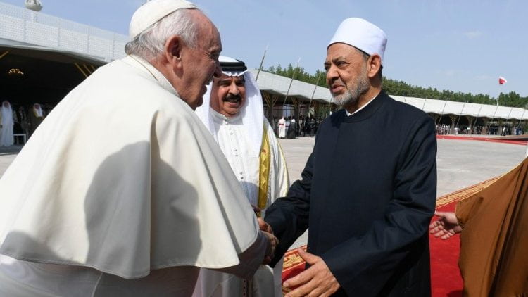 Francisco con el gran imán Al-Tayyeb y el rey de Bahrein