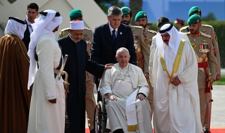El Papa se traslada en silla de ruedas por una inflamación en los ligamentos de su rodilla