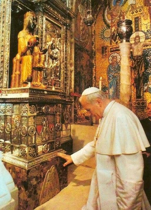 Juan Pablo II en su visita a la Virgen de Montserrat