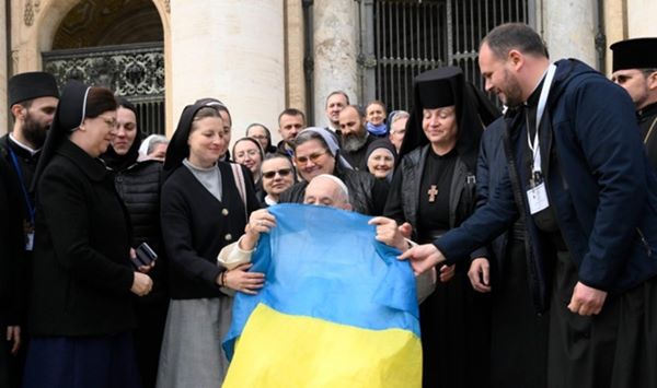 Francisco, con peregrinos católicos ucranianos.