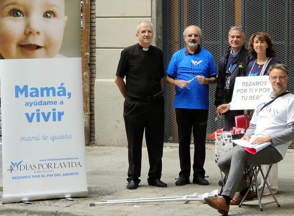 Un sacerdote y unos cristianos rezan ante una clínica abortista de Barcelona en 2022