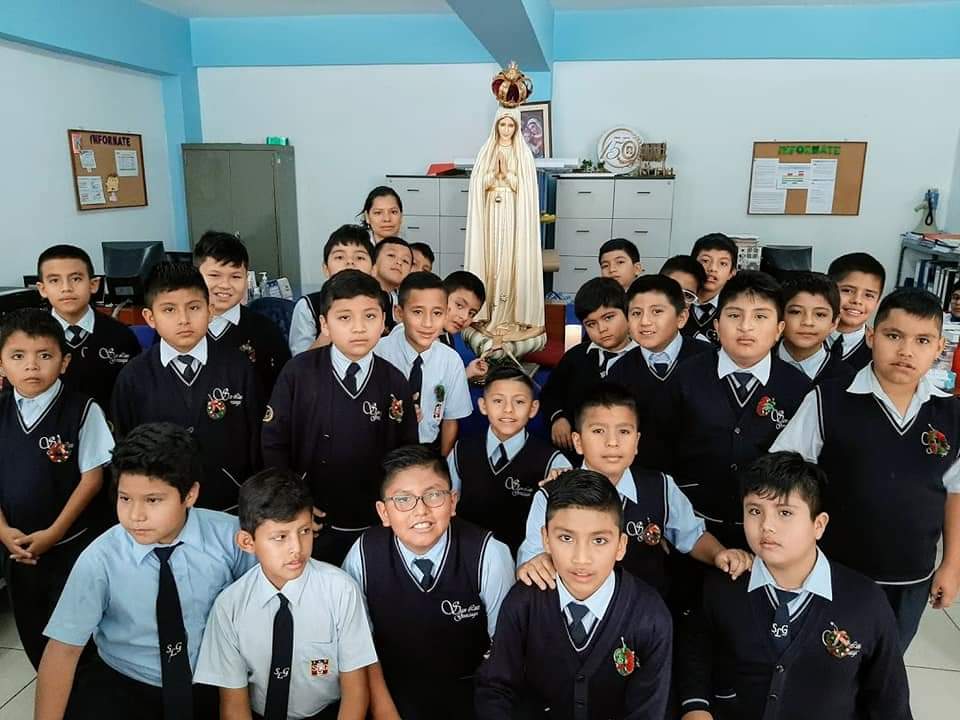 La Virgen peregrina en un colegio.