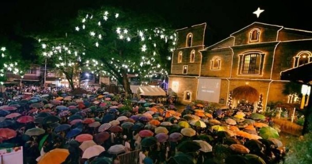 Iluminación de iglesias en el Simbang Gabi, los días previos a Navidad en Filipinas