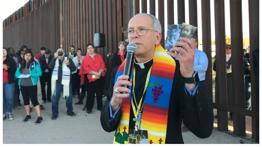 El obispo Seitz de El Paso en 2019 con fotos de niños migrantes muertos bajo custodia