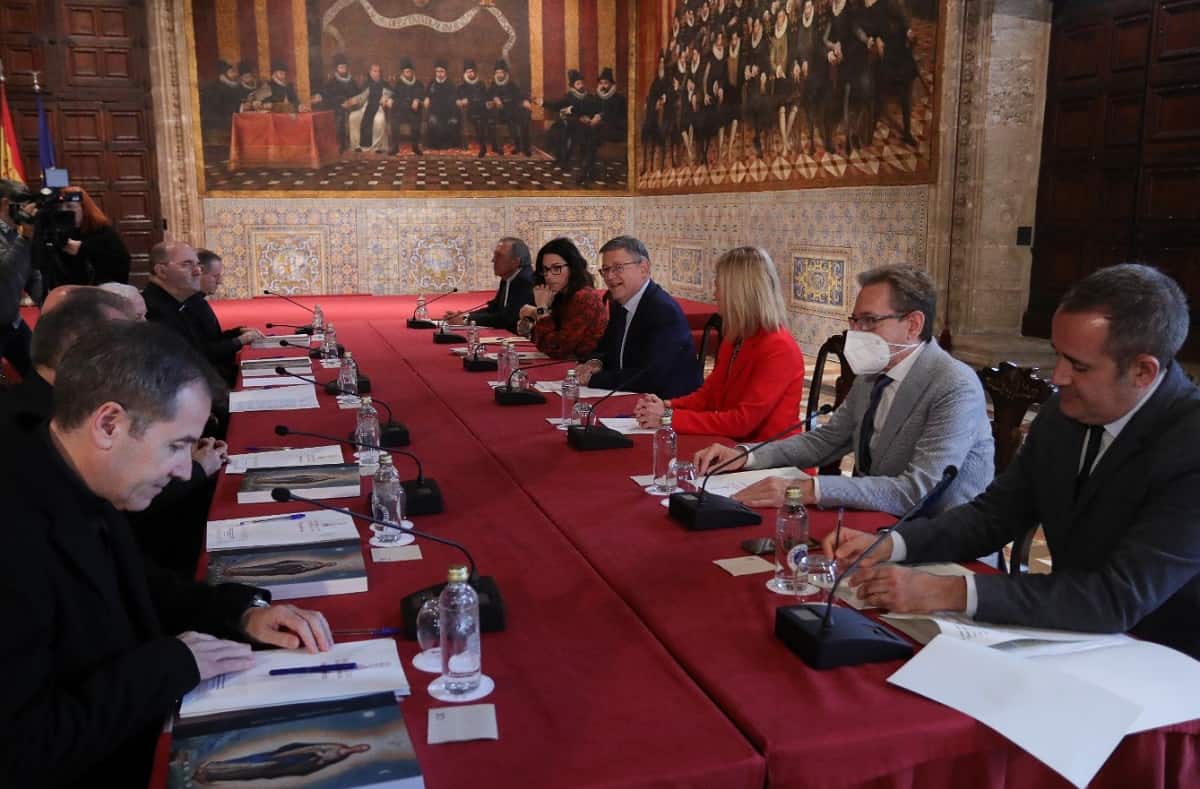 Consellers y Ximo Puig en la constitución de la Comisión Iglesia-Generalitat