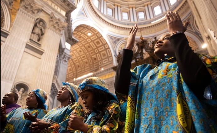 Un coro congoleño en misa en el Vaticano en 2019