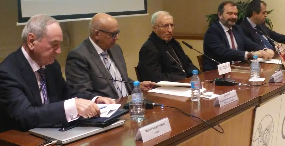Velasco, Juan Caño, el cardenal Rouco Varela, Serrano Oceja y Álex Rosal presentan el Manuscrito de Compostela