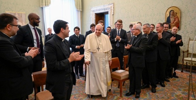 La comunidad del seminario de Barcelona aplaude al Papa al entrar a su encuentro con ellos.