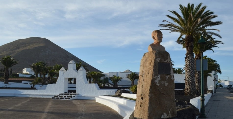 Busto a José Marcos Figueroa en Tinajo, su pueblo natal en Lanzarote, Canarias