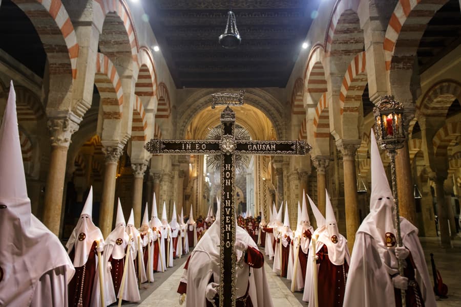 Una escena de la Semana Santa en la mezquita-catedral de Córdoba