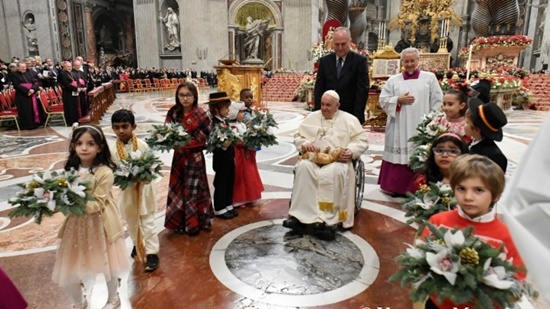 Al finalizar la misa, el Papa llevó al Niño Jesús hasta el belén de la basílica.
