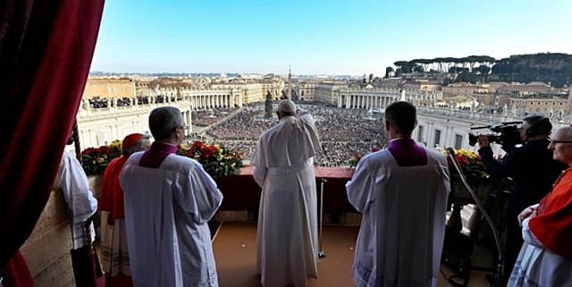 Miles de fieles recibieron 'in situ' la bendición del Papa.