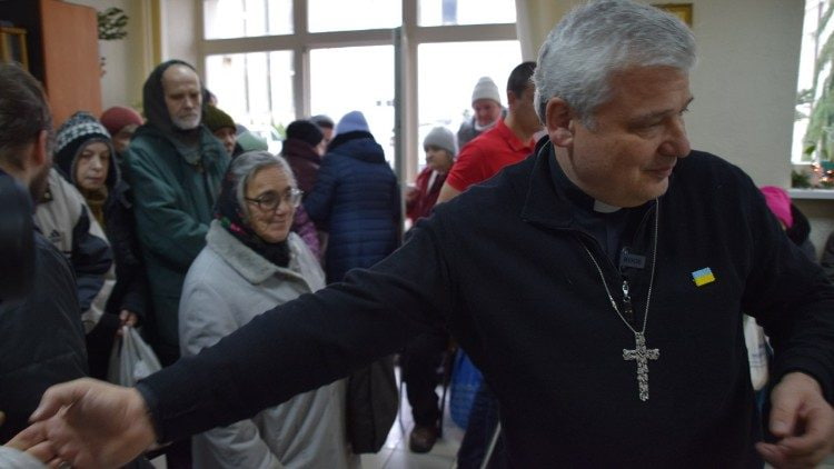El cardenal Krajewski, limosnero pontificio, con desplazados en Ucrania en Navidad