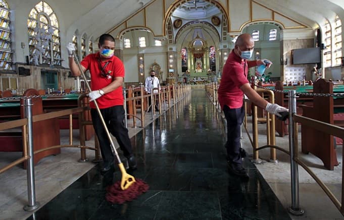 Feligreses limpian una parroquia