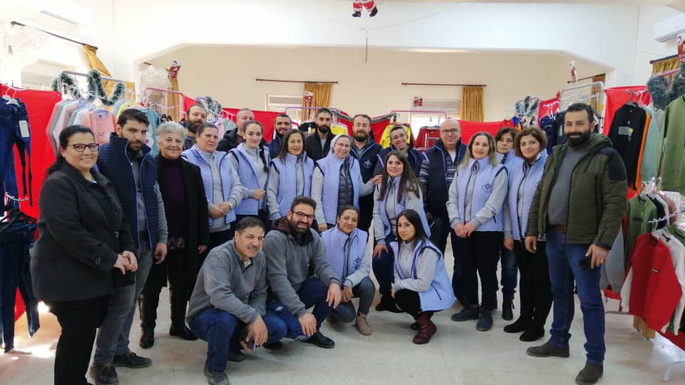 Voluntarios de Damasco con las religiosas de Jesús María y su sistema de ropa 