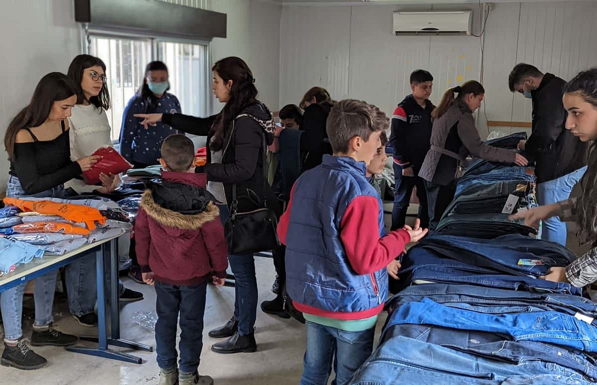 Voluntarios ayudan a las religiosas de Jesús-María de Damasco a repartir la ropa para niños