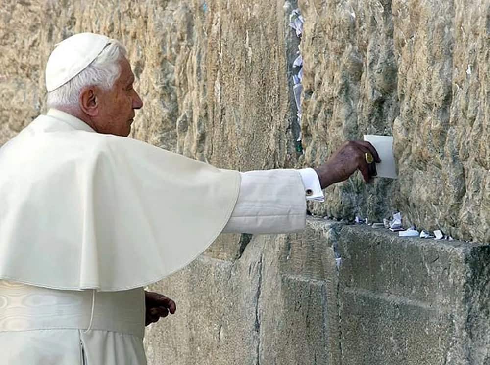 Papa Benedicto en el Muro de las Lamentaciones en 2009 en Jerusalén