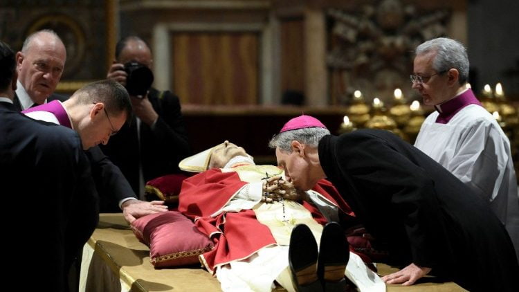 Georg Ganswein se despide de Benedicto XVI en su velatorio público