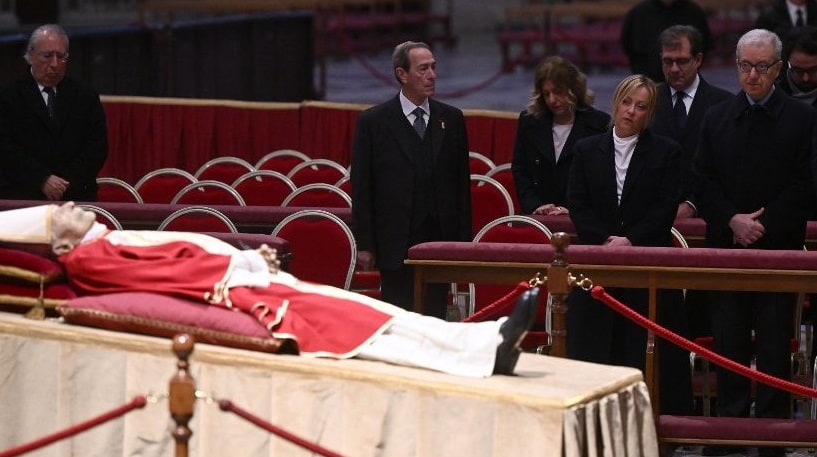 Giorgia Meloni fue de las primeras en acudir al velatorio público de Benedicto XVI