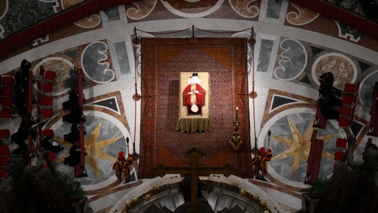 Picado del velatorio de Benedicto XVI en la Basílica de San Pedro