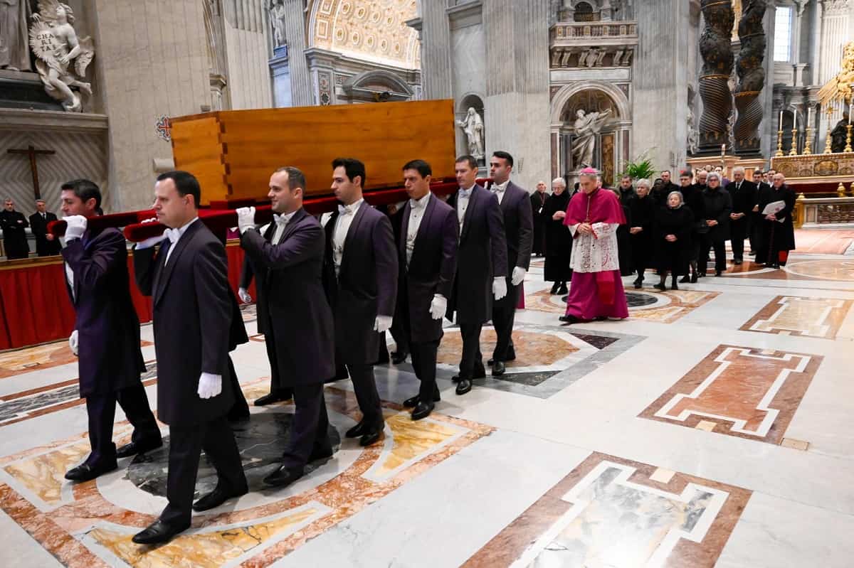 Traslado del féretro de Benedicto de la Basílica al exterior para el funeral