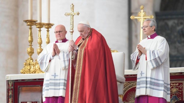 El Papa Francisco presidiendo el funeral por Benedicto XVI
