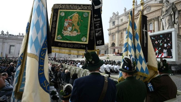 Devotos de Baviera con sus emblemas en el funeral de Benedicto XVI