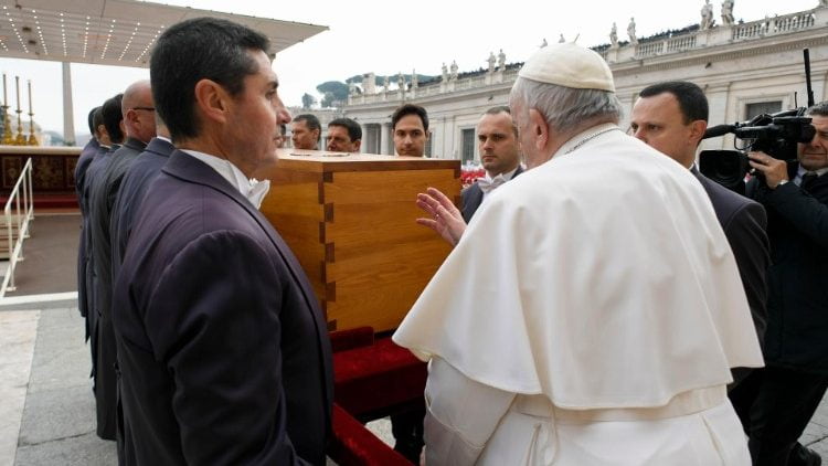 Papa Francisco toca el féretro de Benedicto XVI en un gesto de despedida