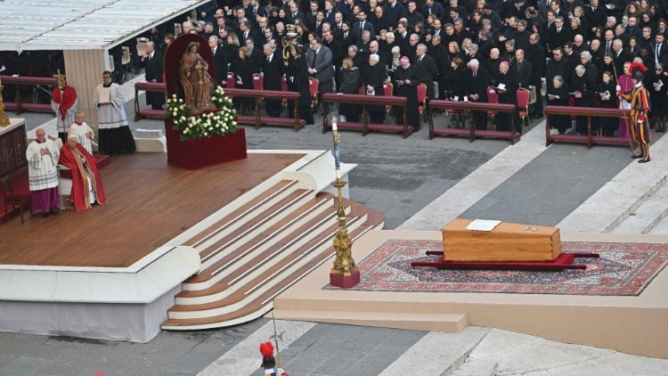 Las autoridades civiles siguieron de cerca el funeral de Benedicto XVI
