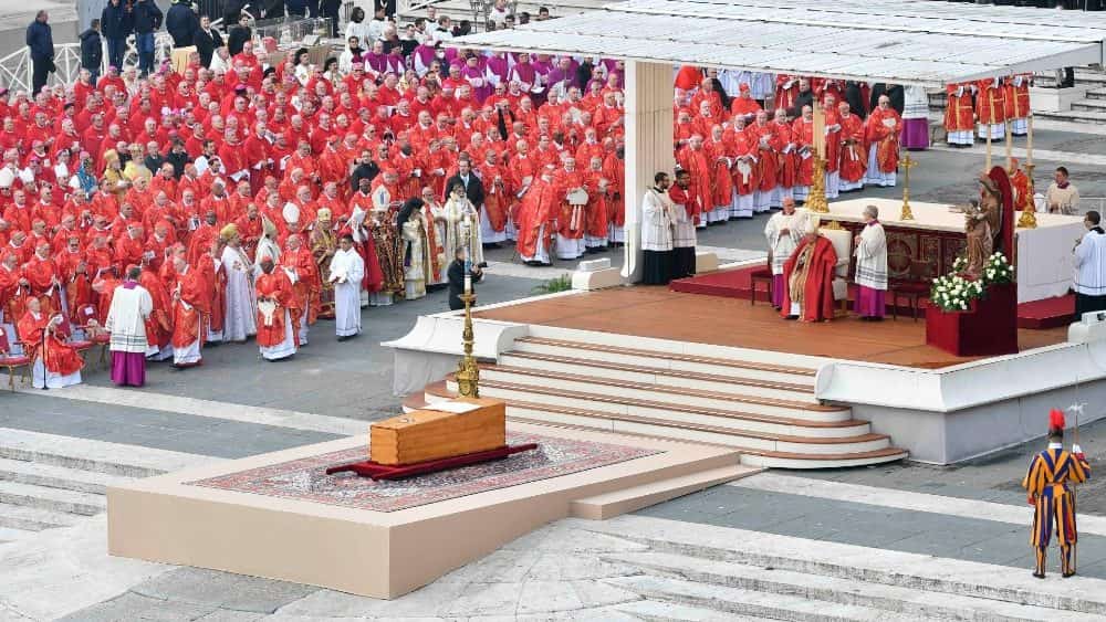 Unos 120 cardenales se van colocando para iniciar la misa de exequias