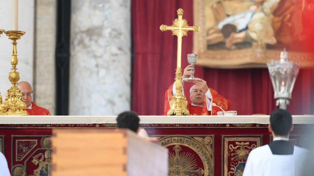 El anciano cardenal Re pronunció el canon de la misa en latín