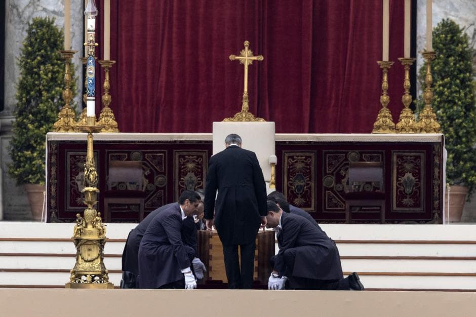 Llegada del féretro de Benedicto XVI ante el altar, foto de Efe