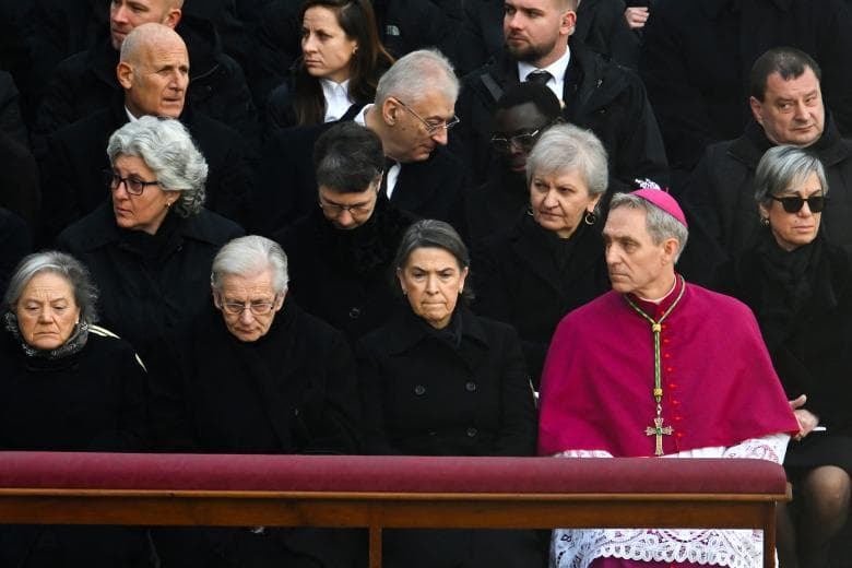 Georg Ganswein con las consagradas Memores Domini que vivieron con Benedicto XVI sus últimos años - foto AFP